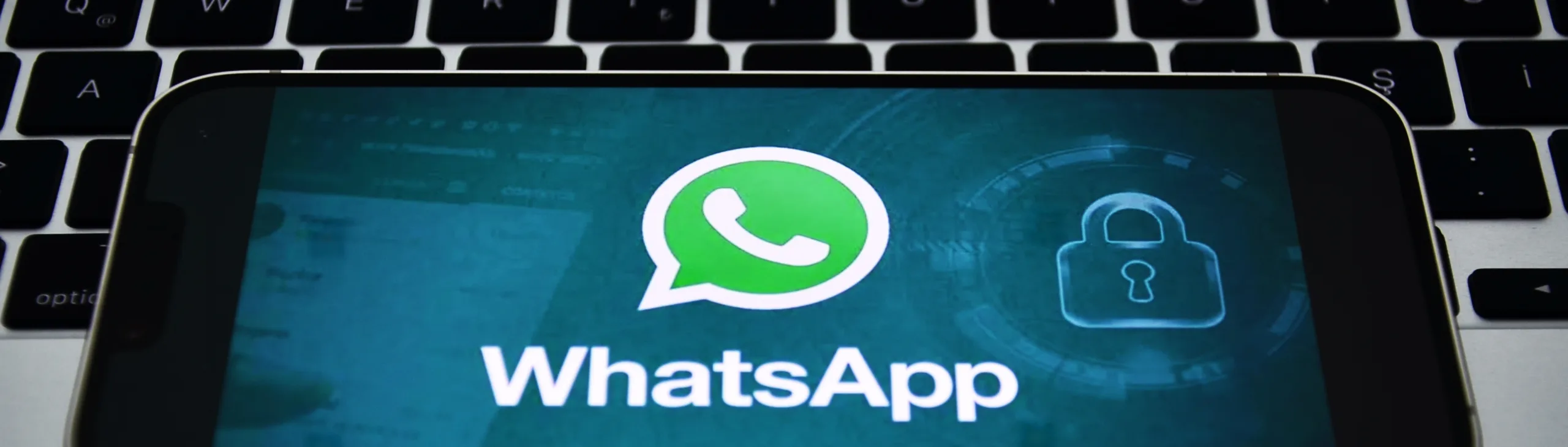 Smartphone exibe o logotipo do aplicativo e um cadeado, ilustrando a segurança de como assinar documento pelo WhatsApp.