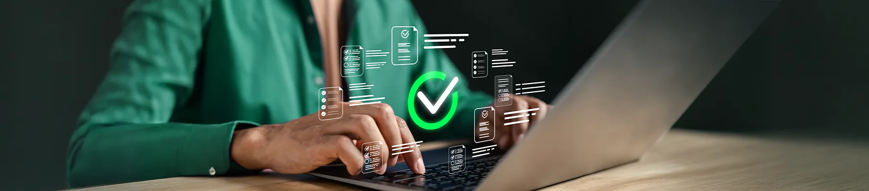 Pessoa utiliza notebook com ícones de documentos e um selo de check verde flutuando, representando a agilidade do Novo Power Form da D4Sign.