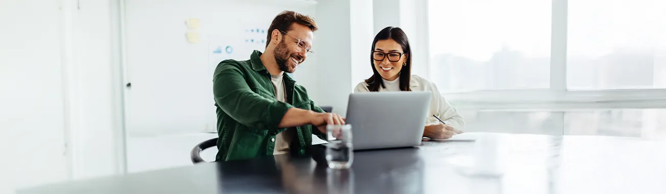 Homem mostrando a diferença entre assinatura digital e eletrônica