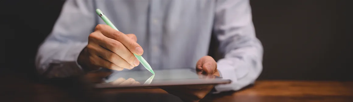 Homem fazendo assinatura digital com certificado emitido pelo icp-brasil