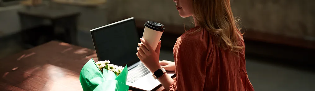 mulher pesquisando se é obrigatório ter certificado digital para MEI