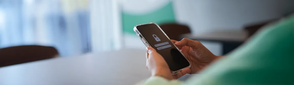 Celular bloqueado para evitar incidentes de cibersegurança