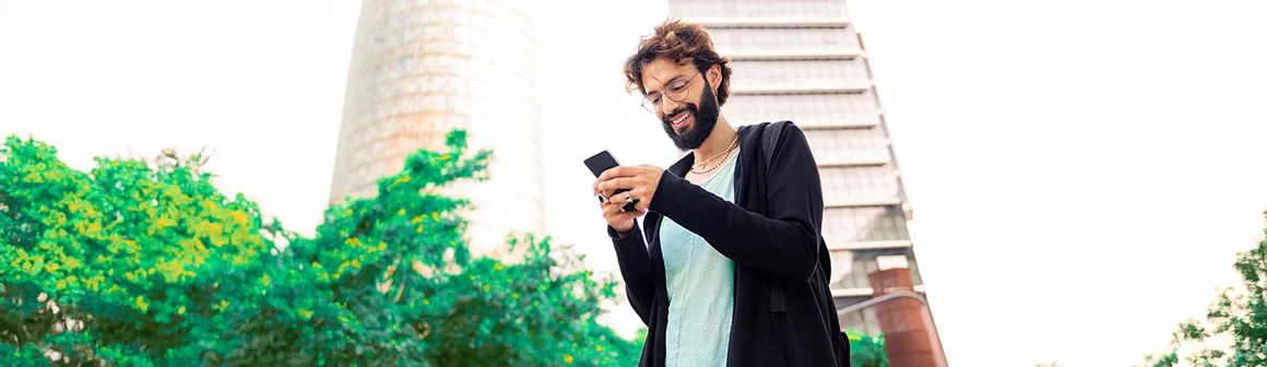 homem pesquisando sobre qual a plataforma de assinatura digital certa para a empresa dele