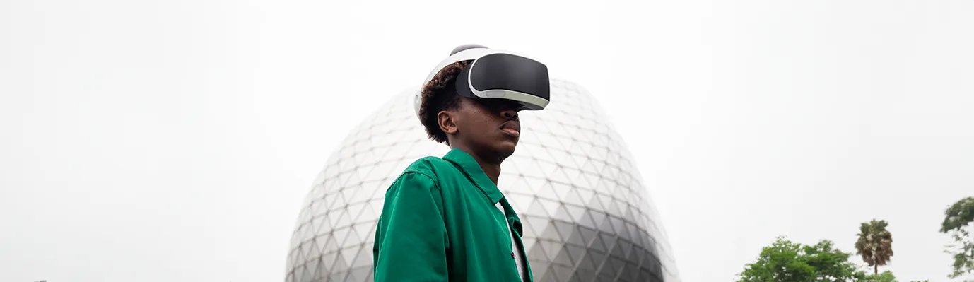 jovem conhecendo as tendências de tecnologias de 2025