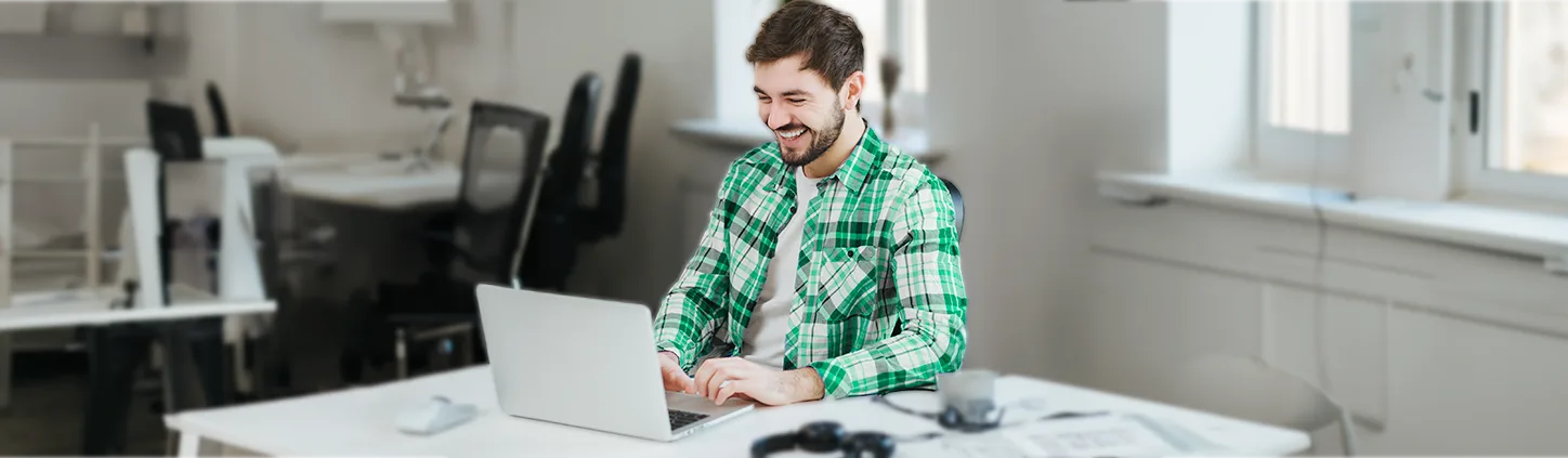 homem pesquisando sobre como melhorar a experiência do cliente