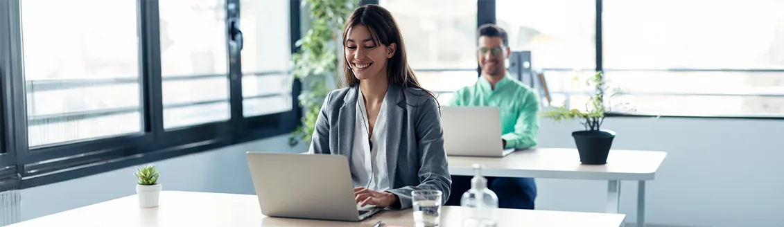 mulher estudando como melhorar a eficiência operacional da empresa dela