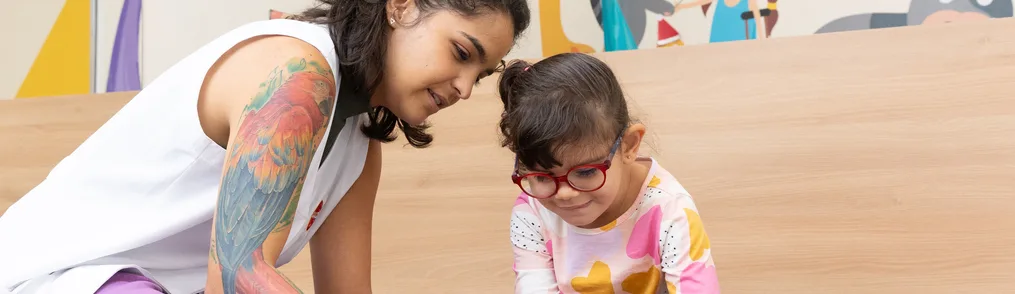 Uma imagem que representa a dedicação e o trabalho da AACD, mostrando o ambiente ou as atividades da instituição em prol da assistência à criança deficiente.