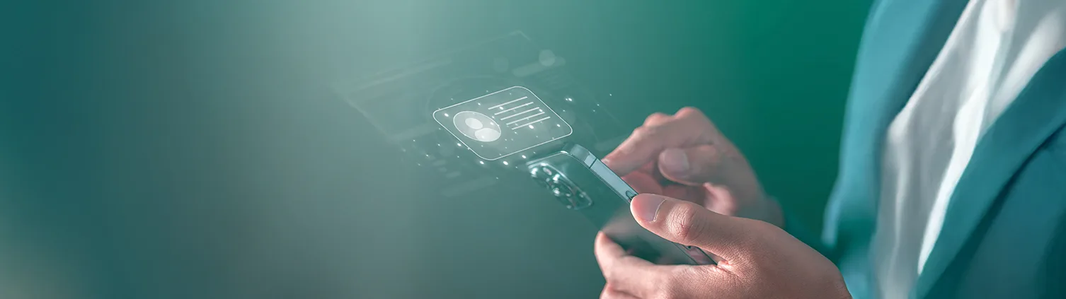 Uma pessoa segura um smartphone, com ícones digitais de perfil de usuário e dados flutuando sobre a tela, representando a tecnologia e segurança de soluções como o Trust ID para validação de identidade.