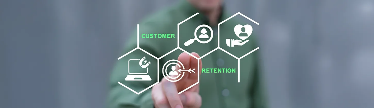 Uma pessoa aponta para um diagrama digital com hexágonos interconectados. As palavras "CUSTOMER" e "RETENTION" estão em destaque, com ícones representando um processo de negócio. A imagem é uma representação visual de uma estratégia para a retenção de clientes.