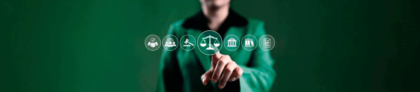 Uma pessoa com blazer verde toca uma interface digital que exibe a balança da justiça cercada por ícones de leis e negócios. A imagem simboliza a Legaltech e inovação, representando o futuro do setor jurídico por meio da tecnologia.