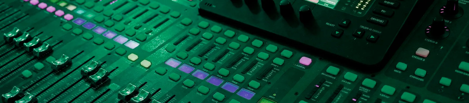 Gemini said Mesa de som profissional com diversos botões e controles iluminados em verde, essencial para empresas de locação de equipamentos de eventos.