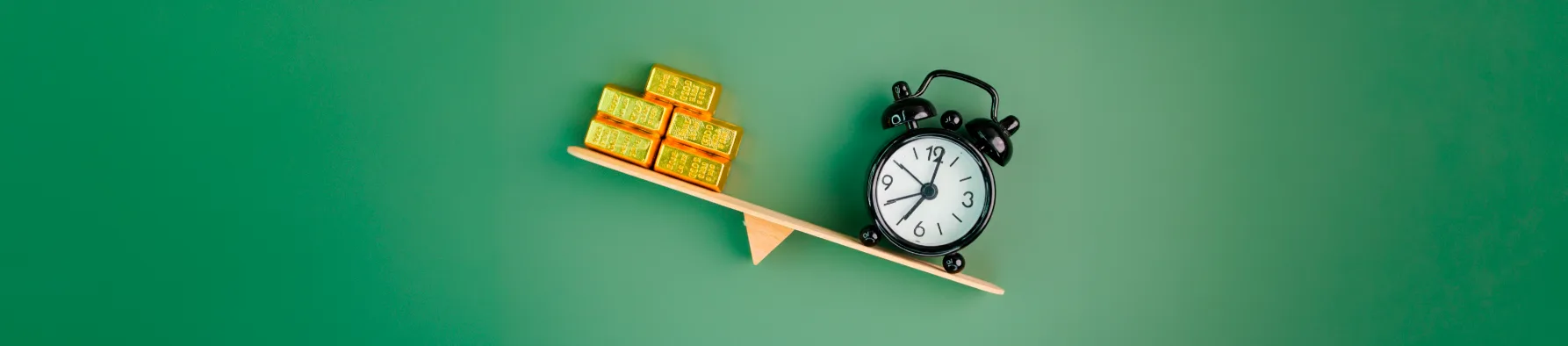 Uma balança em equilíbrio sobre fundo verde compara barras de ouro e um despertador, ilustrando o conceito de Time-to-Value nos negócios.