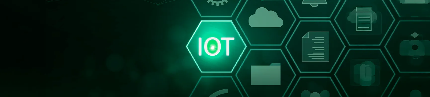 Interface digital em tons de verde exibe a sigla IOT em um hexágono iluminado, conectada a diversos ícones de tecnologia e dados que ilustram o ecossistema da Internet das Coisas.