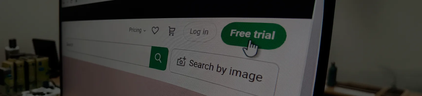 Cursor do mouse clica no botão verde "Free trial" na tela, ideal para quem busca um teste grátis de assinatura eletrônica.