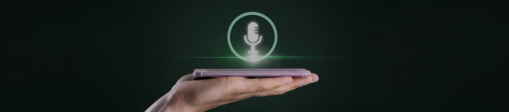 Mão sustenta smartphone com ícone luminoso de microfone, destacando os recursos de acessibilidade em assinatura eletrônica.
