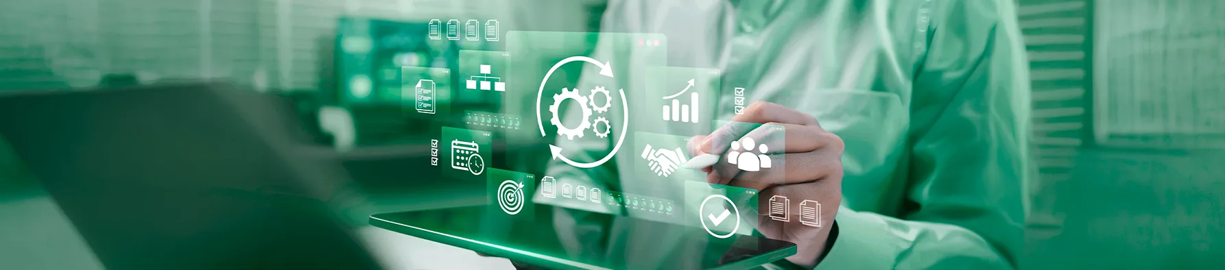 Profissional interagindo com ícones de processos em um tablet, simbolizando a transformação digital nas empresas.